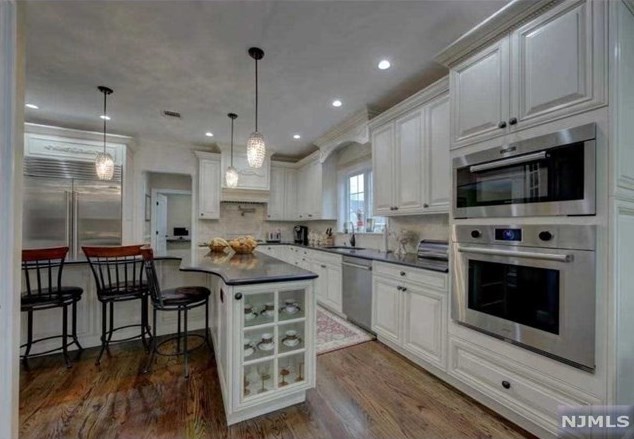 436 Holly Ave, Paramus NJ  07652-5754 exterior