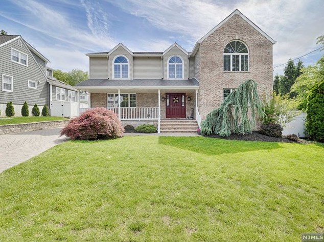 30 Raymond St, Hasbrouck Heights, NJ 07604