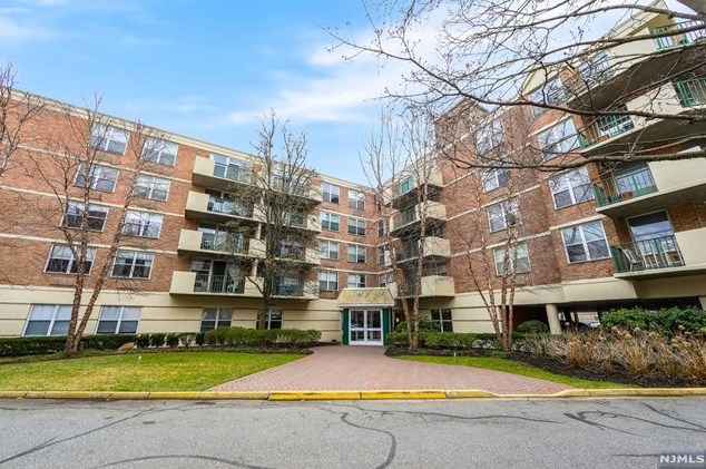 200 Grand Cove Way #4-n, Edgewater, NJ 07020