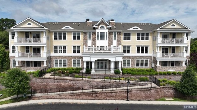 905 Four Seasons Ln, Westwood, NJ 07677