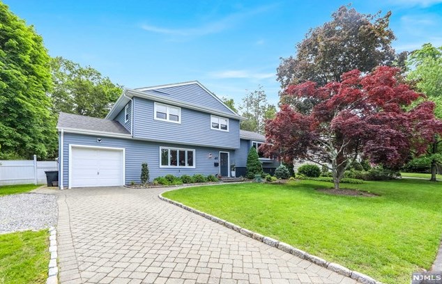 49 Taylor Dr, Closter, NJ 07624