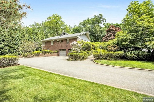 2 N Brae Ct, Tenafly, NJ 07670