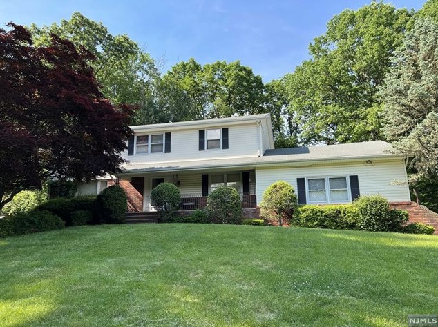 528 Waverly Rd, Wyckoff, NJ 07481