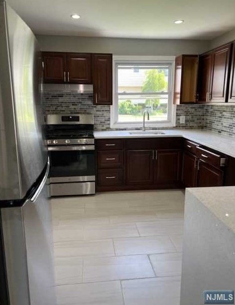 4 Reihl St, Elmwood Park, NJ 07407