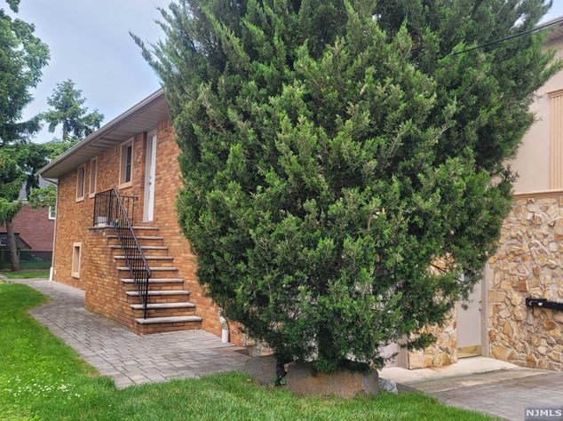 1057 Fairview Ln, West Fort Lee NJ 07024-1537 exterior