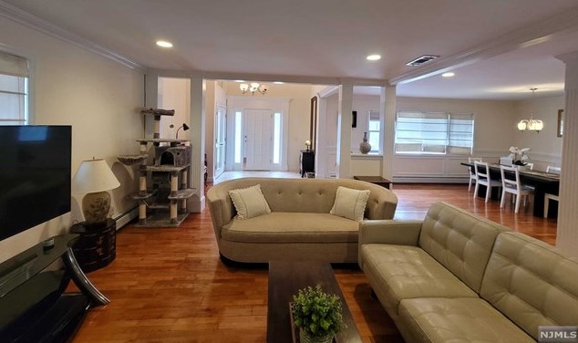 1057 Fairview Ln, West Fort Lee NJ 07024-1537 exterior