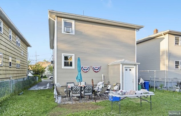 12 Strong St, Wallington, NJ 07057