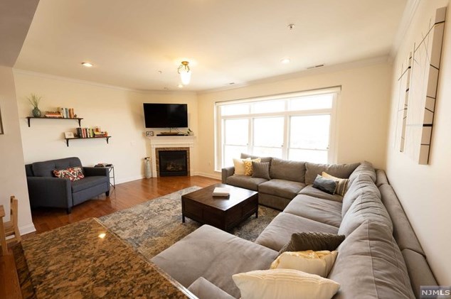 24 Elm St #4a, Montclair, NJ 07042