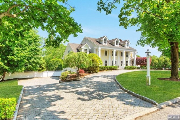 18 Golfview Dr, Upper Saddle River, NJ 07458
