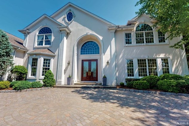 43 Cortland Trail, Mahwah, NJ 07430
