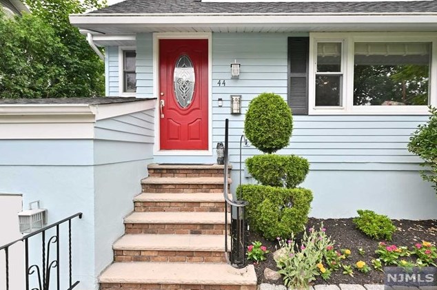 44 Roosevelt Ave, Westwood, NJ 07675