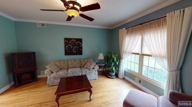 7 Sunny Ln, Andover, NJ 07821