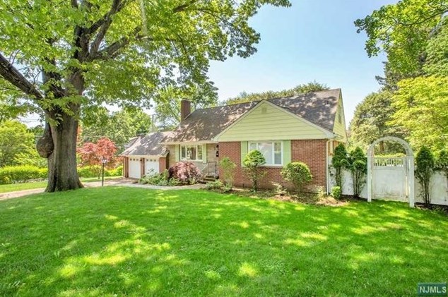 31 Northwood Ave, Demarest, NJ 07627
