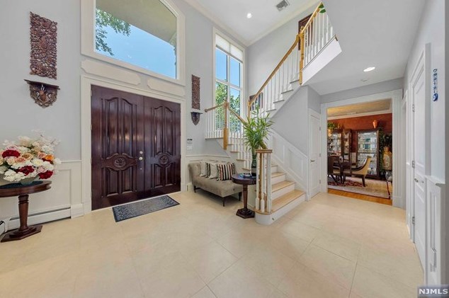 17 Maplewood Rd, Closter, NJ 07624