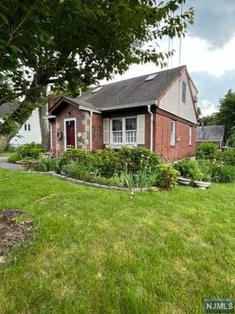 32 Crest Dr N, Cresskill, NJ 07626