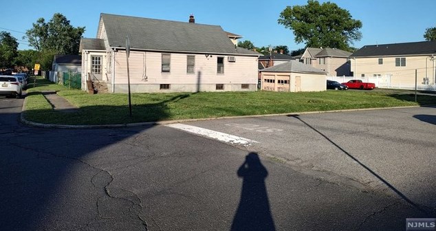 148 Grove St, Elmwood Park NJ  07407-2209 exterior