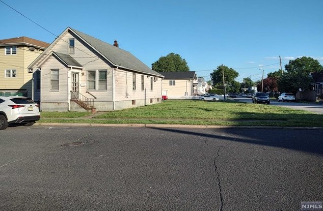 148 Grove St, Elmwood Park, NJ 07407