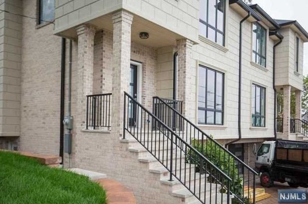 340 7th St #a, Palisades Park, NJ 07650