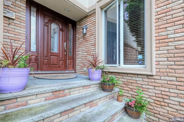 9 Azalea Dr, Wallington, NJ 07057