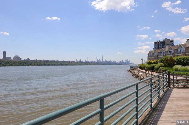 200 Grand Cove Way #4b N, Edgewater, NJ 07020