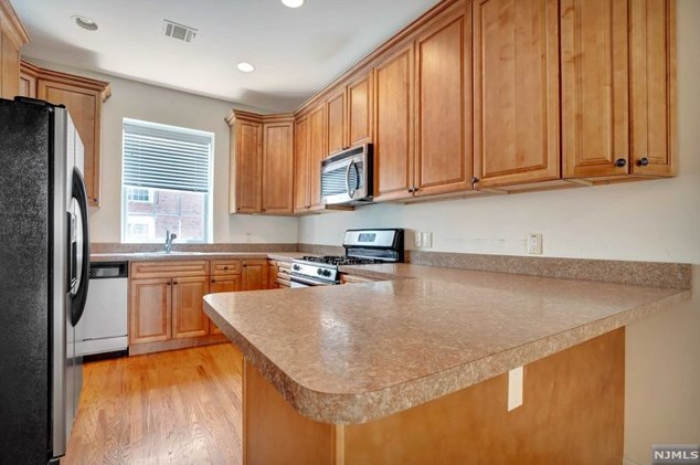 8 Jeanine Ln, Wallington, NJ 07057-1062
