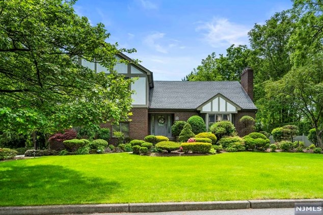 10 Theyken Pl, Ridgewood, NJ 07450