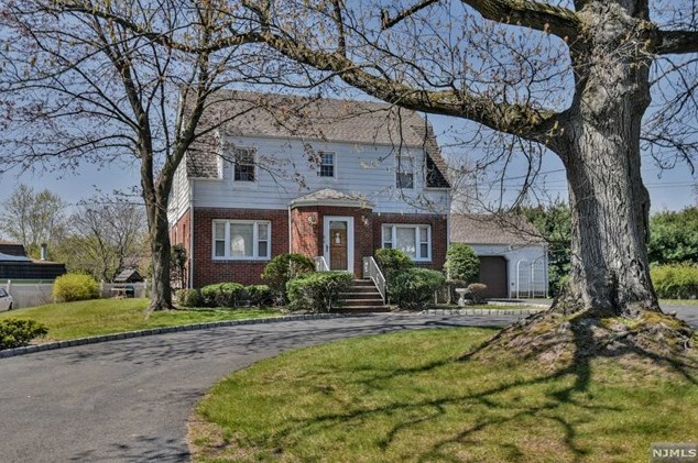 807 Pascack Rd, Paramus, NJ 07652