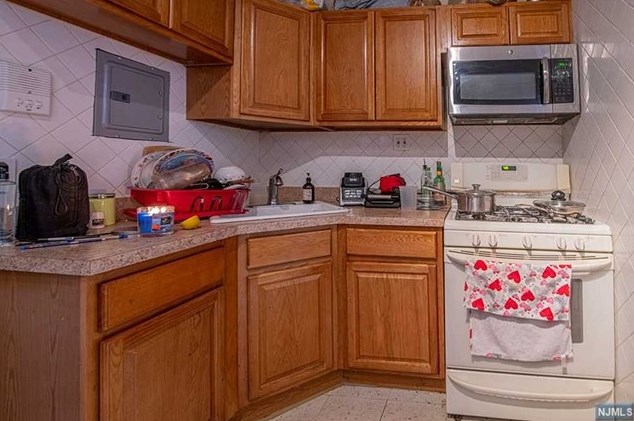 207 48th St, Union City, NJ 07087