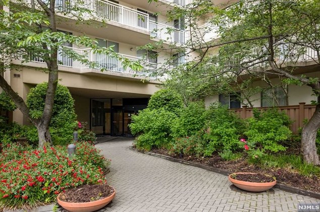 1077 River Rd #408, Edgewater, NJ 07020