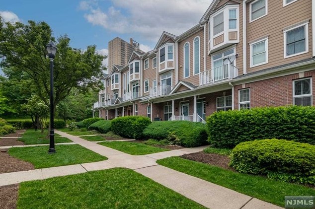 257 Halfmoon Ct, West New York, NJ 07093