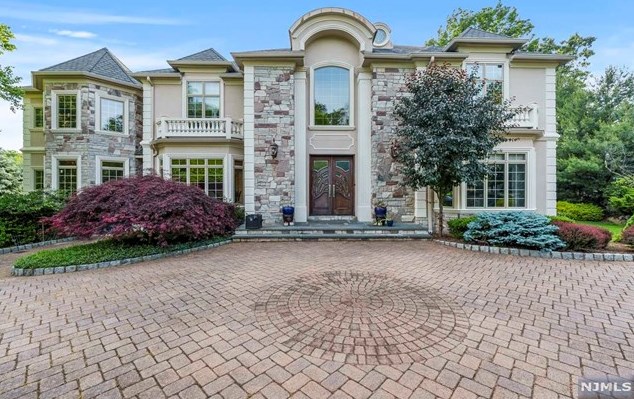 53 Walsh Dr, Mahwah, NJ 07430