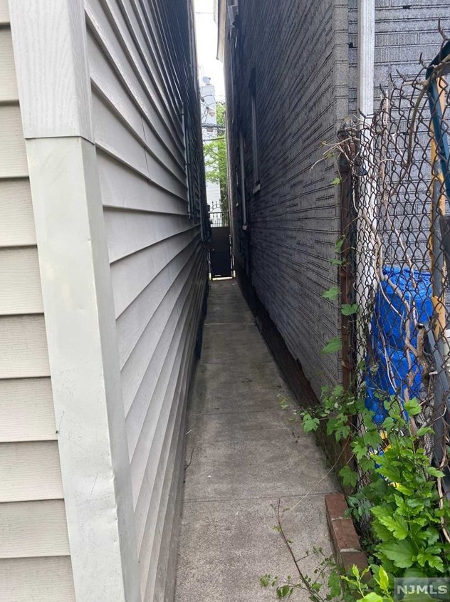 39 Hawkins St, Newark, NJ 07105