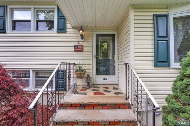35 Park View Dr, Park Ridge, NJ 07656