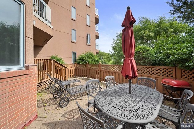 308 Stockton Ct, Edgewater, NJ 07020