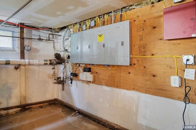 420 Carmita Ave, Rutherford NJ 07070-1124 exterior