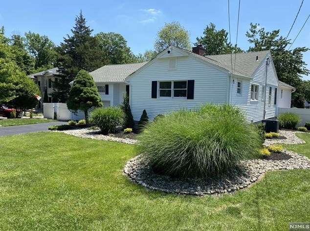 611 Orangeburgh Rd, Westwood, NJ 07675