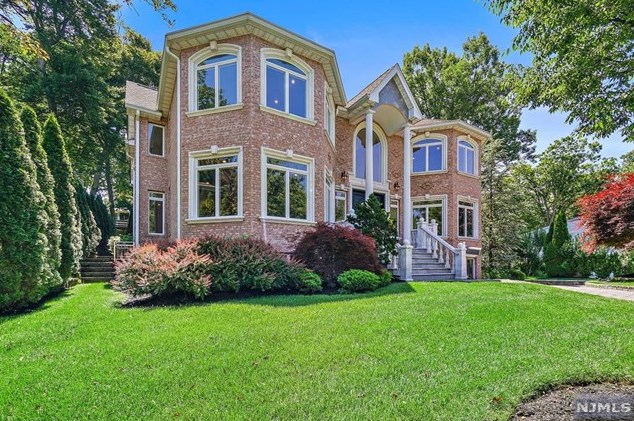 277 Castle Dr, Englewood, NJ 07632