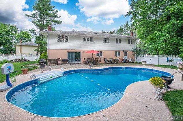 10 Grace Ct, Westwood, NJ 07676-5026
