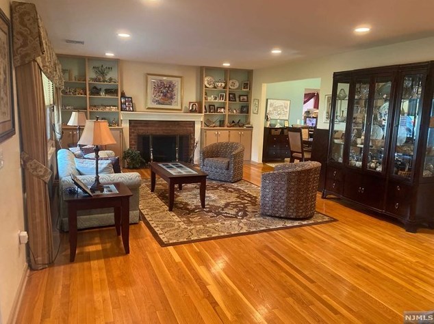 653 Queen Anne Rd, Teaneck, NJ 07666