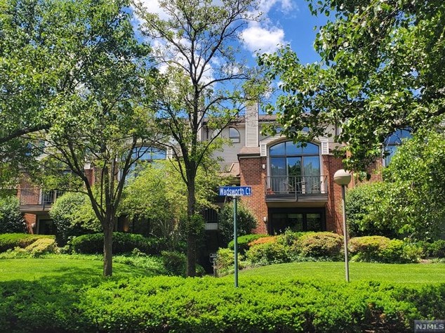 5 Wadsworth Ct, Teaneck, NJ 07666