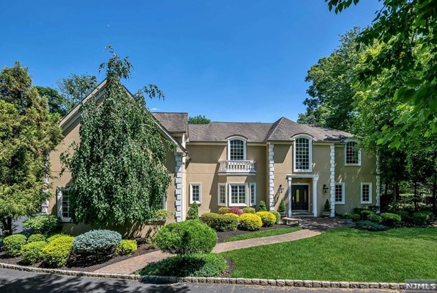 506 Timberline Dr, Franklin Lakes, NJ 07417