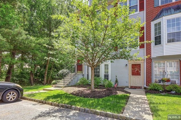 1323 Lavender Ct, Mahwah, NJ 07430