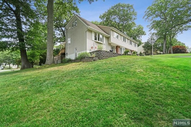 607 Oakwood Dr, Rockleigh, NJ 07647