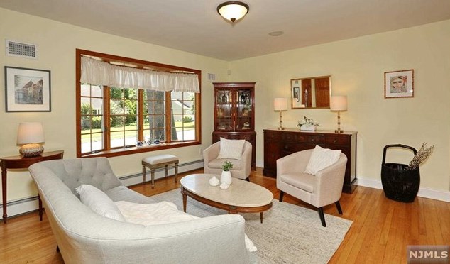 75 White Pond Rd, Waldwick, NJ 07463