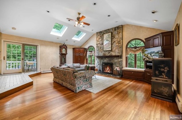 384 Pinewood Dr, Wyckoff NJ  07481-1922 exterior