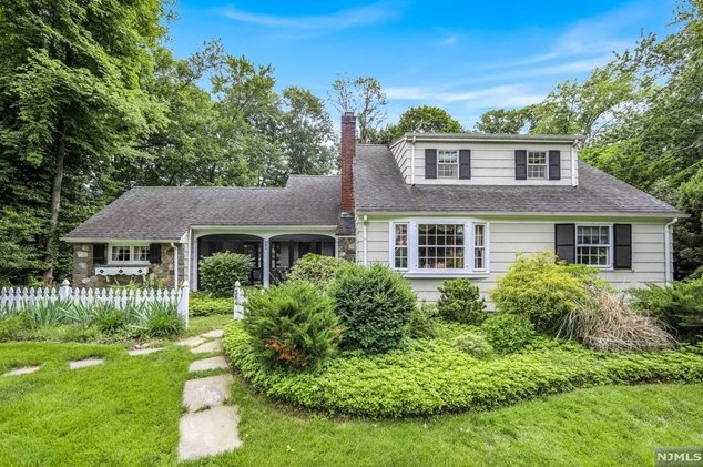 384 Pinewood Dr, Wyckoff, NJ 07481