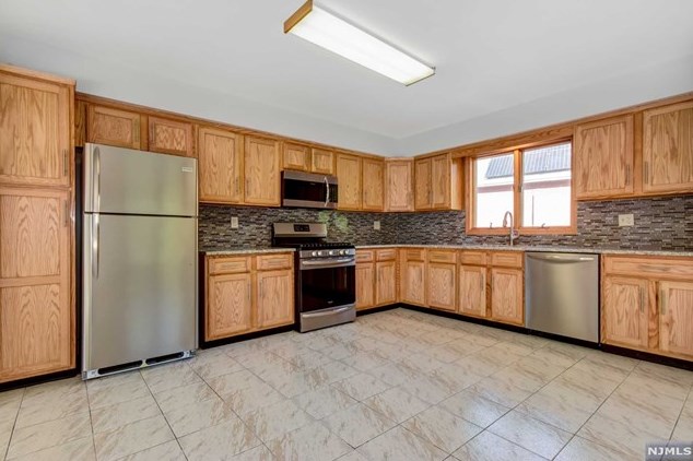 755 3rd Ave #2nd Floor, Lyndhurst, NJ 07071
