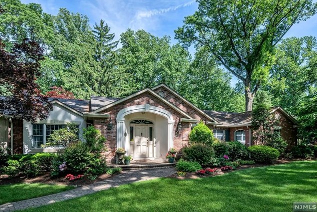 291 Tortoise Ln, Franklin Lakes, NJ 07417
