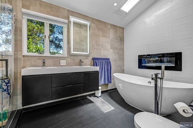 328 Travers Pl, Lyndhurst NJ  07071-2110 exterior