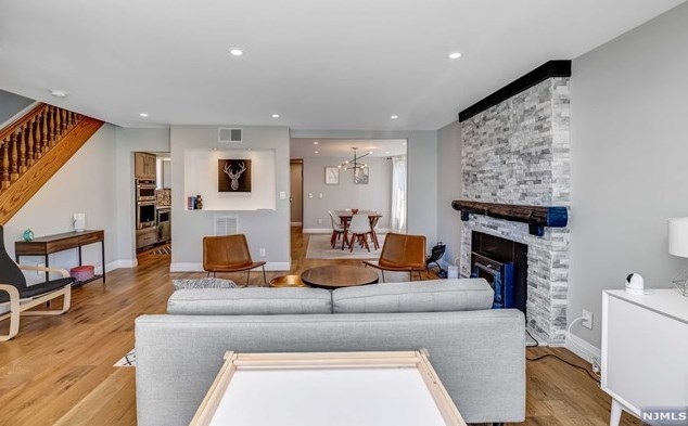 328 Travers Pl, Lyndhurst NJ  07071-2110 exterior